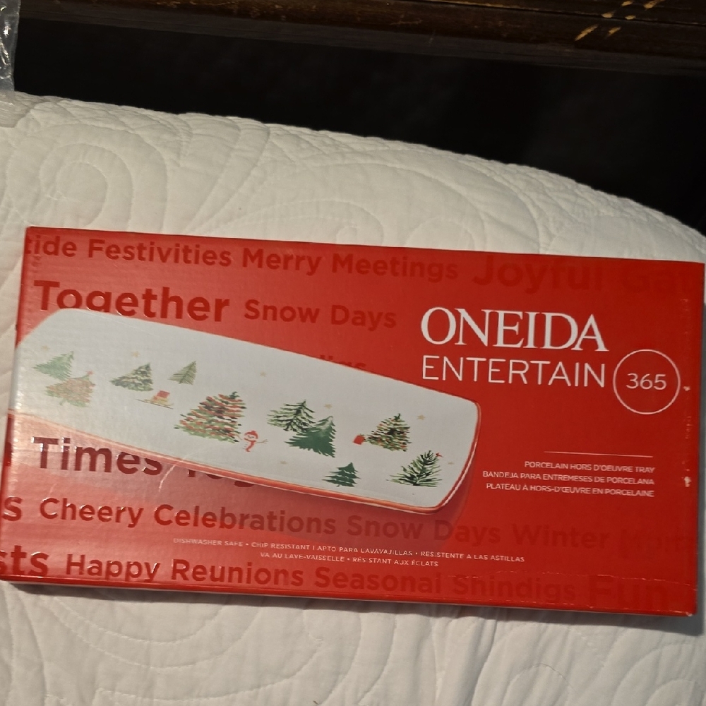 Oneida Entertain 365 Red and White Holiday Tray - Picture 2 of 5